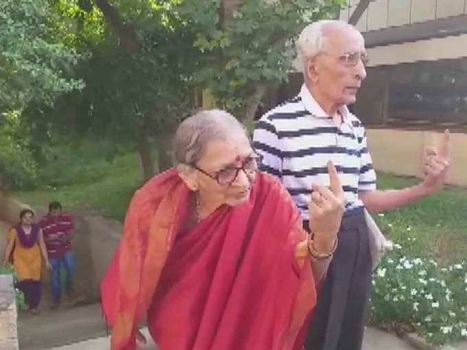कर्नाटक: बुजुर्ग कपल बेंगलुरु साउथ में वोट डालने पहुंचा। श्रीनिवास 91 साल के हैं और उनकी पत्नी मंजुला 84 साल की हैं।