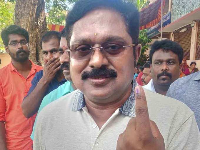 तमिलनाडु: AMMK चीफ टीटीवी दिनाकरण ने चेन्नै साउथ संसदीय क्षेत्र में अपना वोट डाला।
