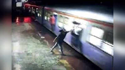 मुंबई: मोबाइलचोरामुळं तरुणी ट्रेनमधून पडली!