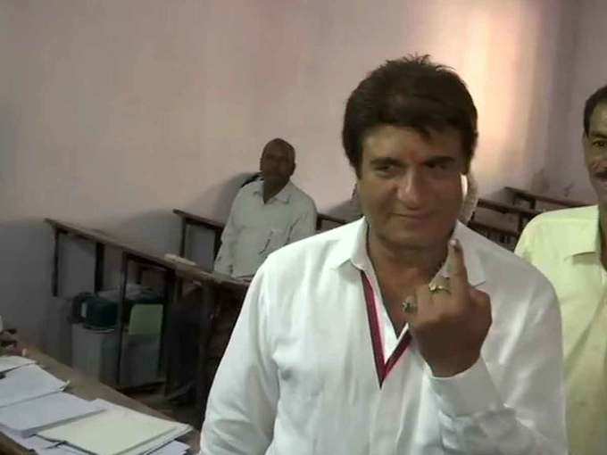 मथुरा: यूपी कांग्रेस चीफ राज बब्बर ने डाला वोट। बब्बर फतेहपुर सीकरी से कांग्रेस के प्रत्याशी भी हैं।