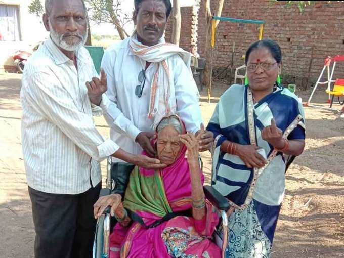 महाराष्ट्र: 105 साल की काविबाई कांबले अपने परिवार से साथ वोट करने पहुंची। उन्होंने लातूर सीट के लिए मतदान किया। राज्य में 10 सीटों पर वोटिंग हो रही है।
