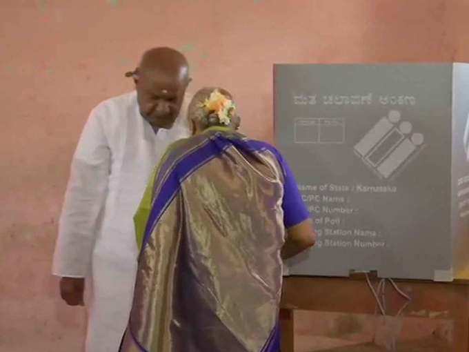 कर्नाटक: पूर्व पीएम और जेडीएस के नेता एचडी देवगौड़ा ने पत्नी संग हासन में मतदान किया।
