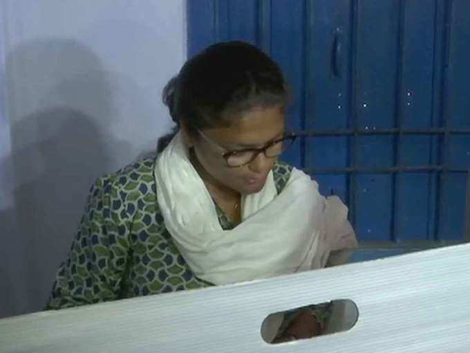 असम: कांग्रेस पार्टी की नेता और सिलचर से सांसद सुष्मिता देव ने डाला वोट। सुष्मिता के साथ उनकी बहन भी थीं।