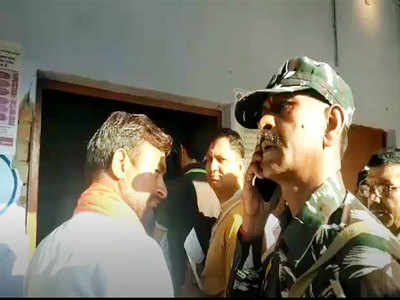 बुलंदशहरः सुरक्षाकर्मी की DM से फोन पर कराई बात और बूथ में घुसे BJP प्रत्याशी, विडियो वायरल