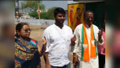 हाथरस: पार्टी का चुनाव चिह्न पहनकर बीजेपी विधायक ने दिया वोट