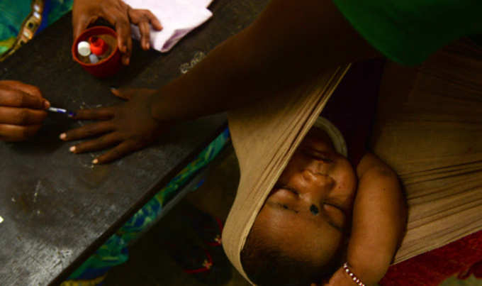 चेन्नै में सोते बच्चे को ले वोट देने पहुंची महिला