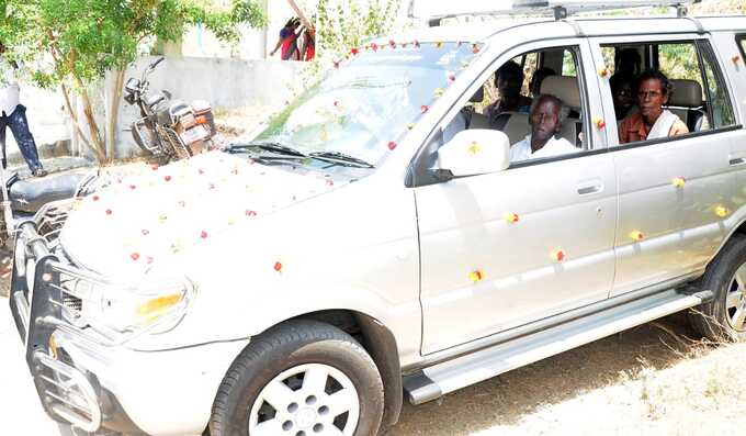 மாவட்ட ஆட்சியரால் காரில் அழைத்து வரப்பட்ட கன்னியப்பன்