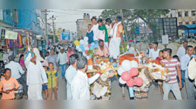 ಮತದಾನ ಬಂಡಿ ಏರಿದ ರಾಯಭಾರಿ ಹನುಮಂತ