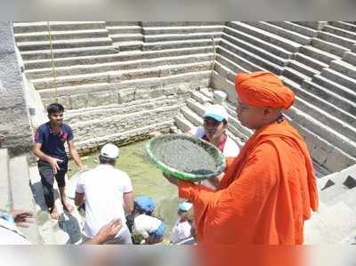 ಪುಷ್ಕರಣಿ ಹೂಳೆತ್ತುವ ಕಾರ್ಯಕ್ಕೆ ಚಾಲನೆ