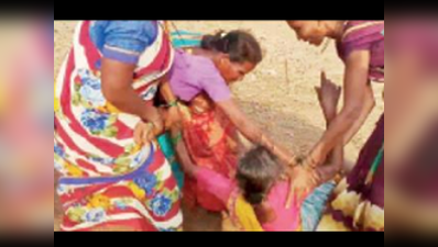 मुंबईः भिवंडी में पानी के लिए मारामारी, मटका भरने के लिए भिड़ीं दो आदिवासी महिलाएं