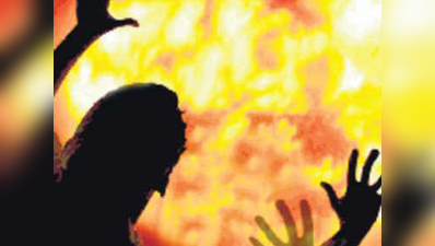 गोरखपुरः मार्ट में आग से अफरातफरी, दमकलकर्मी घायल