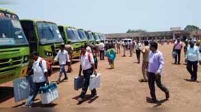 ಮತಗಟ್ಟೆಯತ್ತ ಪ್ರಯಾಣ ಬೆಳೆಸಿದ ಚುನಾವಣೆ ಸಿಬ್ಬಂದಿ