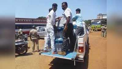 ಮತಗಟ್ಟೆಗೆ ತೆರಳಿದ ಸಿಬ್ಬಂದಿ