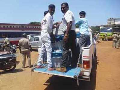 ಮತಗಟ್ಟೆಗೆ ತೆರಳಿದ ಸಿಬ್ಬಂದಿ