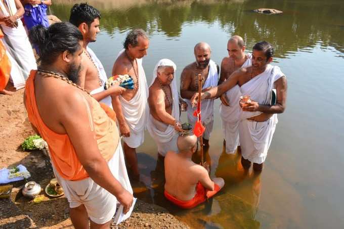 ಸನ್ಯಾಸ ದೀಕ್ಷೆಗೆ ಮುನ್ನ ಧಾರ್ಮಿಕ ವಿಧಿ ವಿಧಾನ