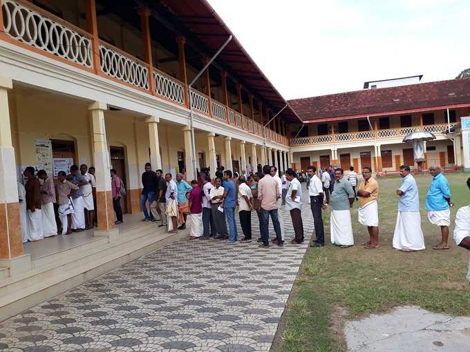 ഞാറയ്ക്കൽ എൽ എഫ് ഹൈസ്കൂളിൽ വോട്ട് ചെയ്യാനെത്തിയവരുടെ ക്യൂ. ചിത്രം: ബിബിൻ ബാബു