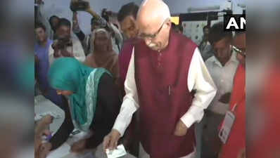 गांधीनगर सीट से 6 बार सांसद, इस बार आम वोटर के रूप में मतदान करने पहुंचे आडवाणी