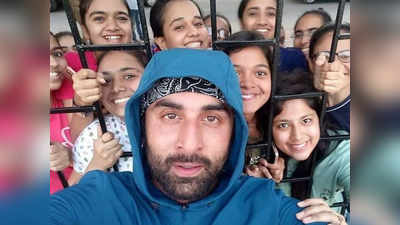 इंतजार कर रहे फैंस के साथ Ranbir Kapoor ने ली सेल्‍फी