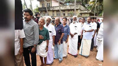 ഒരു മണിക്കൂര്‍ ക്യൂവിൽ നിന്ന് വോട്ട് രേഖപ്പെടുത്തി കുമ്മനം