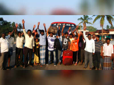 ಸಾರಿಗೆ ಸೇವೆಗೆ ಆಗ್ರಹಿಸಿ ಬಸ್‌ ತಡೆದು ಪ್ರತಿಭಟನೆ