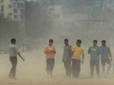 दिल्ली में गर्मी का असर, धूल भरी आंधी आने का अनुमान