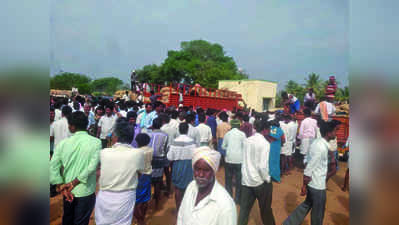 ಮಾರುಕಟ್ಟೆ ಇದ್ದರೂ ಬೀದಿಯಲ್ಲೇ ವ್ಯಾಪಾರ!