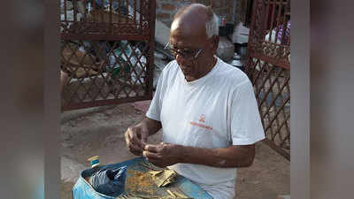 घर खर्च को पूरा करने के लिए बीड़ी बनाते हैं पूर्व सांसद राम सिंह अहिरवार