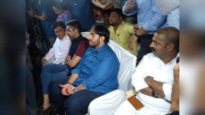 मुंबई में पीएम नरेंद्र मोदी की रैली में श्रोताओं के बीच बैठे दिखे मुकेश अंबानी के बेटे अनंत