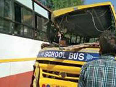 प्राइवेट बस से भिड़ी स्कूल बस, 12 बच्चे घायल
