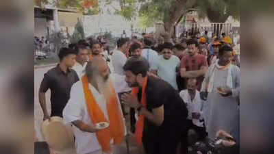 राजनाथ सिंह के बेटे नीरज ने पिता के प्रतिद्वंद्वी के पैर छूकर लिया आशीर्वाद
