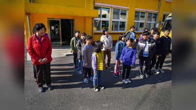 बच्चों की कम संख्या के कारण साउथ कोरिया के स्कूलों में बुजुर्ग बन रहे स्टूडेंट्स
