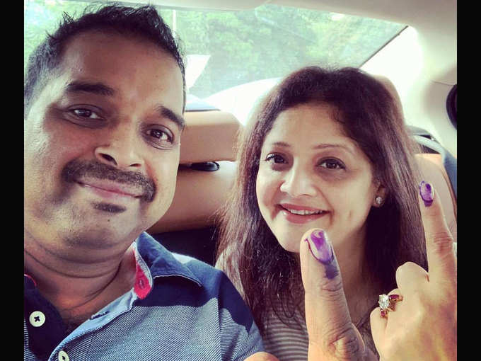 शंकर महादेवन ने पत्नी संग किया वोट