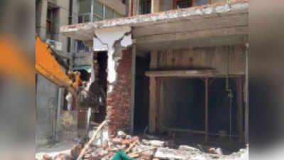 अरावली अपार्टमेंट में चला बुलडोजर, कई मकान निशाने पर