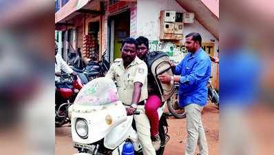 ಮಹಿಳೆ ವಿಡಿಯೋ ಮಾಡುತ್ತಿದ್ದ ಪಿಯು ವಿದ್ಯಾರ್ಥಿಗೆ ಪೊಲೀಸರ ಪಾಠ