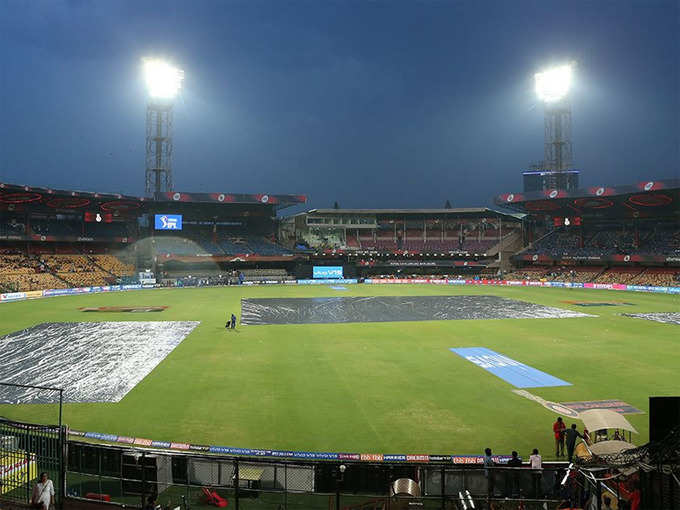 चिन्नास्वामी स्टेडियम में बारिश, कवर्स से ढका मैदान
