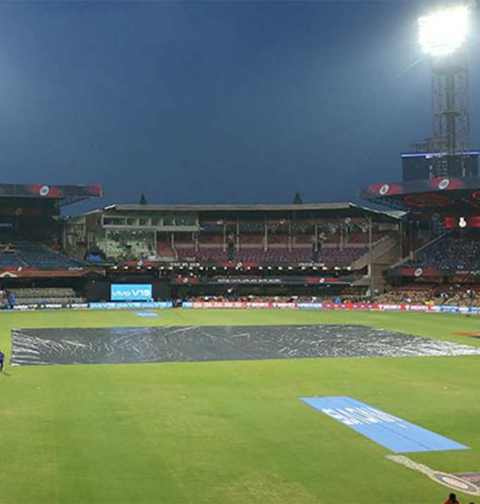 शाम को भी बेंगलुरु में बारिश हुई थी, अब मैच शुरू होने में विलंब