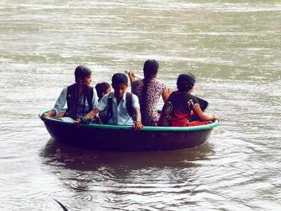 ರಸ್ತೆ ಇಲ್ಲದೆ ತೆಪ್ಪದಲ್ಲಿ ರೋಗಿಯ ಸಾಗಣೆ