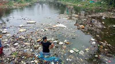 പുഴകാണാത്തവിധം മാലിന്യം; മീനച്ചിലാർ വൃത്തിയാക്കി യുവാക്കൾ