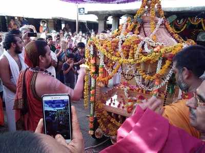 ಹರಕೆಯ ರಥಕ್ಕೆ ಶೃಂಗೇರಿ ಕಿರಿಯ ಶ್ರೀಗಳಿಂದ ಚಾಲನೆ