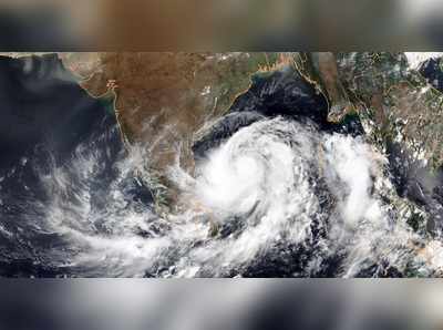 Cyclone Fani: தீவிர புயலாக மாறி கரையை கடந்து வரும் ஃபானி: பல இடங்களில் கனத்த மழை, நிலச்சரிவு!