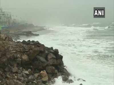 Cyclone in Odisha: ஒடிசாவை புரட்டி எடுத்து, மேற்குவங்கம் நோக்கி தீவிர புயலாக நகரும் ஃபானி!