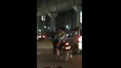 दिल्ली: फ्यूल टैंक पर लड़की, बाइक पर किस करते कपल का विडियो वायरल