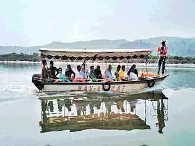 मगरींच्या सान्निध्यात बॅकवॉटरची सफर