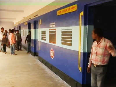 झारखंड: मतदान के लिए ट्रेन के डिब्बे की तरह सजाया गया हजारीबाग का मॉडल पोलिंग बूथ