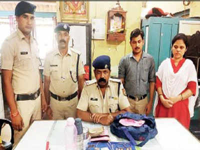 ठाणेः रेलवे स्टेशन पर छूटे बैग में थे ढाई लाख रुपये, RPF ने महिला को लौटाया