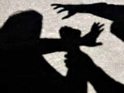 देह व्यापार के आरोप में गिरफ्तार महिला के साथ बलात्कार