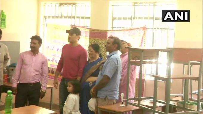 झारखंड: क्रिकेटर महेंद्र सिंह धोनी परिवार के साथ रांची के जवाहर विद्या मंदिर के बूथ पर मतदान करने पहुंचे।