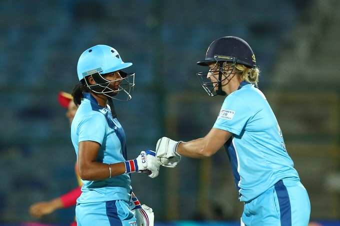 Harmanpreet Kaur and Sophie Devine