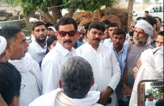 ग्रामीणों को समझाने पहुंचे कांग्रेस नेता जितेंद्र सिंह