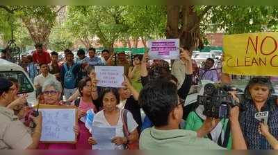 ಸಿಜೆಐಗೆ ಕ್ಲೀನ್‌ಚಿಟ್‌ ವಿರುದ್ಧ ಪ್ರತಿಭಟನೆ, 17 ಮಹಿಳೆಯರು ವಶಕ್ಕೆ